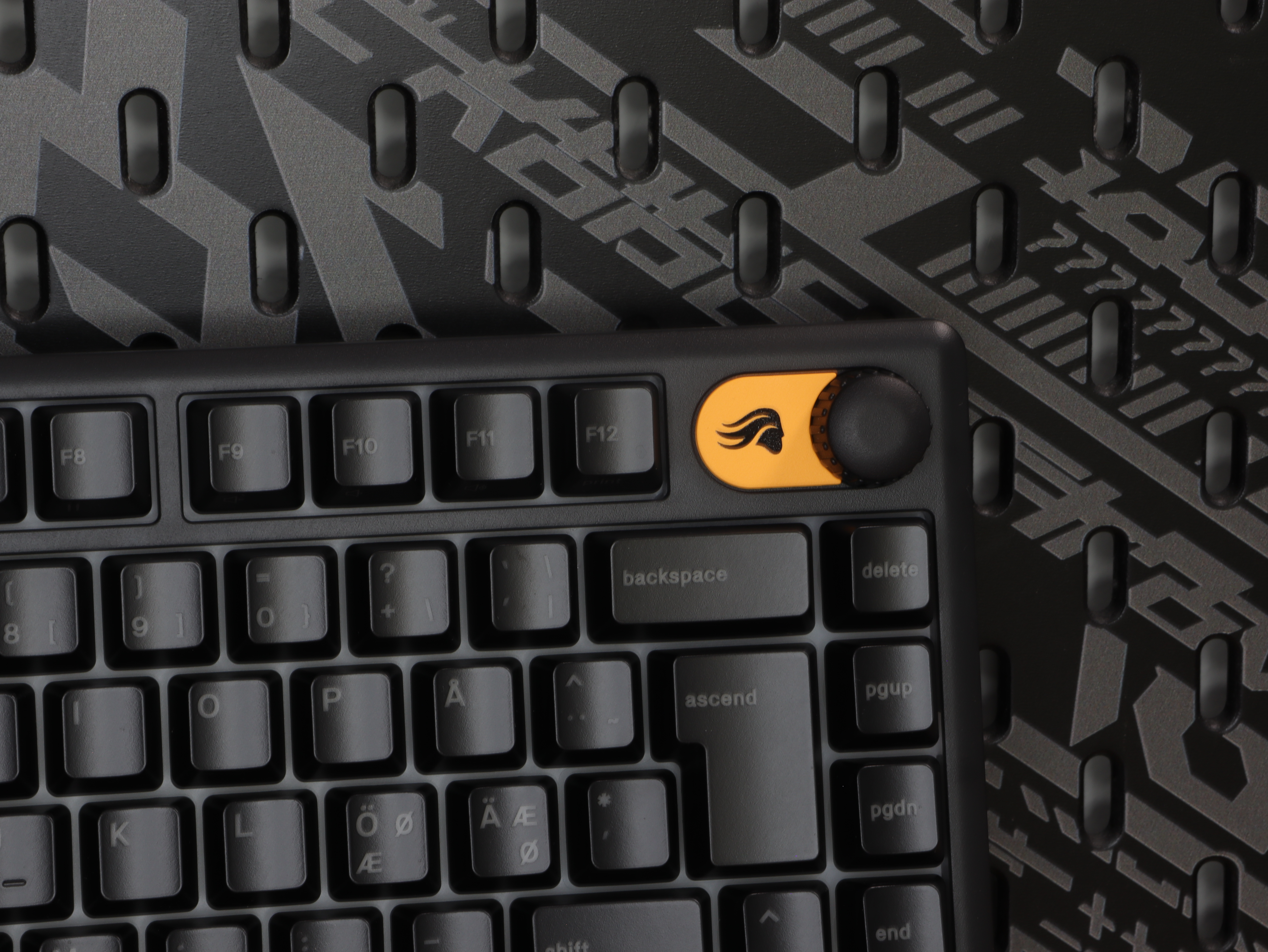 Glorious GMBK 75% waterproof budget low price wired gaming keyboard.JPG